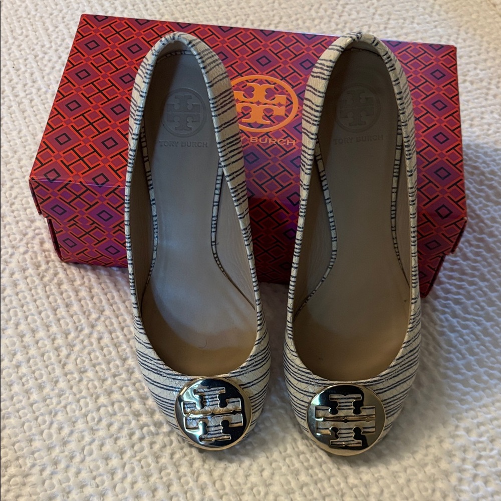 Tory Burch Women's Flats - Navy and Cream Stripes